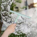 مسّاحة زجاج يدوية للسيارات والنوافذ