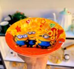 ⁦طقم صواني تقديم ميلامين دائرية للأطفال برسومات مينيونز (Minions).⁩ - الصورة ⁦2⁩