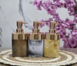 موزع صابون وشامبو سائل بتأثير رخامي (Marbled Dispenser) مع مضخة روز جولد.
