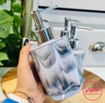 ⁦موزع صابون وشامبو سائل بتأثير رخامي (Marbled Dispenser) مع مضخة روز جولد.⁩ - الصورة ⁦3⁩