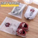 أكياس تنظيم وتخزين الأحذية للسفر والمنزل (Travel Shoe Storage Bags) أو أكياس الأحذية المقاومة للغبار والماء ذات الرباط.