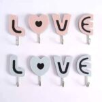 طقم علاقات حائط لاصقة بتصميم LOVE – 4 قطع