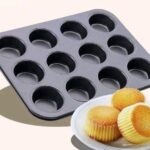 صينية خبز الكب كيك والمافن المعدنية غير اللاصقة - 12 كوب (12-Cup Non-Stick Muffin and Cupcake Baking Pan).