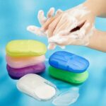 شرائح صابون السفر الورقية المحمولة في علب بلاستيكية ملونة (Portable Disposable Paper Soap Sheets).