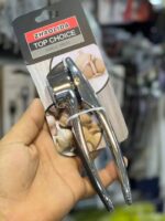 ⁦مفرمة أو ضغاطة الثوم المعدنية (Garlic Press / Crusher).⁩ - الصورة ⁦2⁩