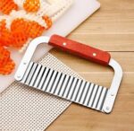 ⁦قطاعة البطاطس والخضروات المموجة ذات المقبض الخشبي (Wavy French Fry Cutter / Crinkle Cutter).⁩ - الصورة ⁦2⁩