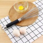 ⁦خفاقة بيض يدوية بمقبض مريح وشفرات سلكية (Stainless Steel Egg Whisk / Balloon Whisk).⁩ - الصورة ⁦2⁩
