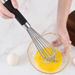خفاقة بيض يدوية بمقبض مريح وشفرات سلكية (Stainless Steel Egg Whisk / Balloon Whisk).
