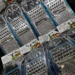 مبشرة خضروات مسطحة معدنية (Flat Metal Vegetable Slicer / Grater).