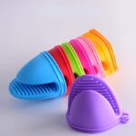 قفازات أو مساكات سيليكون صغيرة للأصابع / الأواني الحارة (Silicone Oven Mitts / Pinch Grips).