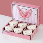 طقم زبديات أو أطباق سيراميك بتصميم الفيونكات الوردي في علبة هدايا (Pink Bow Ceramic Bowl Gift Set).