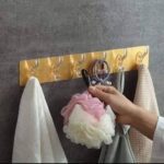 شريط خطافات لاصقة متعددة الشفاف (Multi-Hook Clear Adhesive Wall Strip).