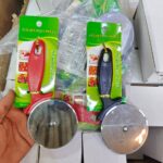 قطاعة بيتزا دائرية بشفرة ستانلس ستيل ومقبض بلاستيكي (Kitchen Pizza Wheel / Pizza Cutter).
