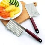 سكين أو قطاعة الخضار المتعرجة بشفرة ستانلس ستيل ومقبض خشبي (Wavy French Fry Cutter / Crinkle Cutter).