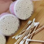 أعواد تنظيف الأذن القطنية بعصي خشبية داخل عبوة أسطوانية (Wooden Cotton Swabs / Q-Tips in Cylinder Box).