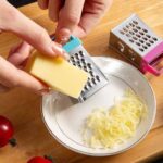 مبشرة جبن وخضروات صغيرة مصغرة بحجم اليد (Mini Handheld Cheese & Vegetable Grater).