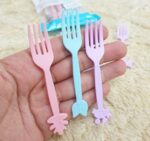 شوك صغيرة بلاستيكية ملونة لتناول الفواكه والحلويات (Colorful Plastic Fruit & Dessert Forks).