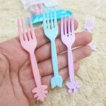 شوك صغيرة بلاستيكية ملونة لتناول الفواكه والحلويات (Colorful Plastic Fruit & Dessert Forks).