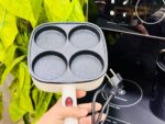 ⁦مقلاة كهربائية صغيرة متعددة العيون / صانعة بان كيك وبيض مانعة للالتصاق (Mini Electric Multi-Hole Frying Pan / Pancake & Egg Maker).⁩ - الصورة ⁦2⁩