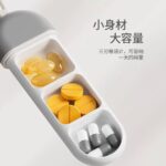 ⁦منظم أدوية وحبوب محمول بثلاثة أقسام مع حبل تعليق (Portable 3-Compartment Pill Organizer Box with Lanyard).⁩ - الصورة ⁦4⁩