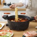⁦توضح الصورة وعاء طهي كهربائي أو قدر متعدد الاستخدامات (شبيه بقدر هوت بوت / وعاء تسخين وطهي)، وهذه أبرز مميزاته وخصائصه الظاهرة:⁩ - الصورة ⁦2⁩
