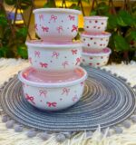 ⁦طقم أوعية حفظ طعام زجاجية دائرية بغطاء بلاستيكي محكم (أشكال قلوب) (Round Glass Food Storage Bowls Set with Plastic Lids - Hearts Design).⁩ - الصورة ⁦3⁩