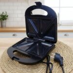 صانعة الساندويتشات والتوست الكهربائية (Electric Sandwich Maker / Toast Maker).