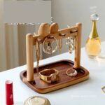 حامل مجوهرات وإكسسوارات خشبي بتصميم عصري مع صينية سفلية (Wooden Jewelry Organizer Stand with Tray).
