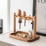 ⁦حامل مجوهرات وإكسسوارات خشبي بتصميم عصري مع صينية سفلية (Wooden Jewelry Organizer Stand with Tray).⁩ - الصورة ⁦2⁩