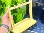 ⁦حامل ومنظم إكسسوارات ومجوهرات خشبي متعدد الخطافات بقاعدة صينية (Wooden Jewelry & Accessory Stand with Tray).⁩ - الصورة ⁦2⁩