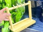 حامل ومنظم إكسسوارات ومجوهرات خشبي متعدد الخطافات بقاعدة صينية (Wooden Jewelry & Accessory Stand with Tray).