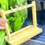 حامل ومنظم إكسسوارات ومجوهرات خشبي متعدد الخطافات بقاعدة صينية (Wooden Jewelry & Accessory Stand with Tray).