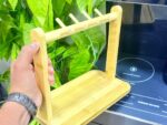 ⁦حامل ومنظم إكسسوارات ومجوهرات خشبي متعدد الخطافات بقاعدة صينية (Wooden Jewelry & Accessory Stand with Tray).⁩ - الصورة ⁦3⁩