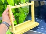 ⁦حامل ومنظم إكسسوارات ومجوهرات خشبي متعدد الخطافات بقاعدة صينية (Wooden Jewelry & Accessory Stand with Tray).⁩ - الصورة ⁦4⁩