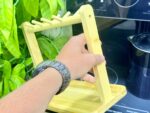 ⁦حامل ومنظم إكسسوارات ومجوهرات خشبي متعدد الخطافات بقاعدة صينية (Wooden Jewelry & Accessory Stand with Tray).⁩ - الصورة ⁦6⁩