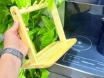 ⁦حامل ومنظم إكسسوارات ومجوهرات خشبي متعدد الخطافات بقاعدة صينية (Wooden Jewelry & Accessory Stand with Tray).⁩ - الصورة ⁦5⁩