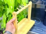 ⁦حامل ومنظم إكسسوارات ومجوهرات خشبي متعدد الخطافات بقاعدة صينية (Wooden Jewelry & Accessory Stand with Tray).⁩ - الصورة ⁦7⁩