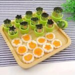 طقم قوالب تقطيع وتشكيل الخضروات والفواكه والعجين بمسكات بلاستيكية (Stainless Steel Vegetable and Fruit Cutter Molds Set).